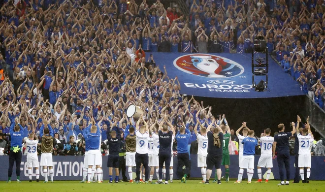 Uefa pozorno spremlja dogajanje okrog koronavirusa, toda zaenkrat ostaja optimistična in ne razmišlja o spremembah evropskega prvenstva 2020. Na fotografiji spektakel med tekmo Francije in Islandije na zadnjem euru 2016. FOTO: Reuters