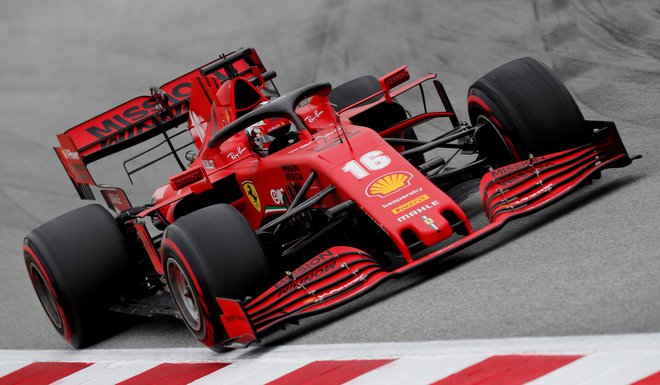 Ferrarijev dirkalnik SF1000 ima za odtenek temnejšo rdečo barvo. FOTO: Reuters