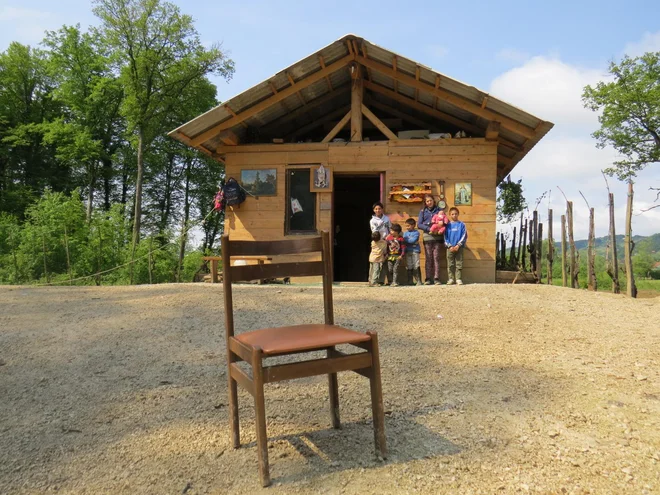 Številna romska družine Dunje Kočevar pričakuje, da jim država komunalno uredi njihovo parcelo na območju Nature 2000. FOTO: Bojan Rajšek/Delo