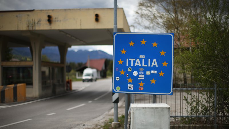 Fotografija: Meja z Italijo se bo zaprla, ko bodo izpolnjeni tehnični in administrativni pogoji. FOTO: Jure Eržen/Delo