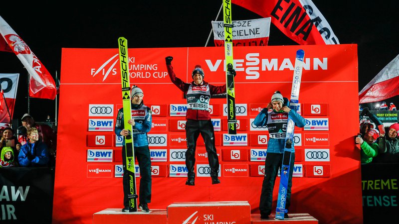 Fotografija: Slovenska smučarska skakalca Žiga Jelar (levo) in Timi Zajc (desno) sta morala na današnji tekmi v Lillehammerju premoč priznati zgolj poljskemu šampionu Kamilu Stochu. FOTO: AFP