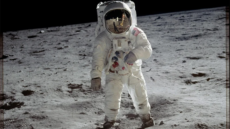 Fotografija: Buzz Aldrin na Luni (Neila Armstronga lahko opazite v vizirju na čeladi). FOTO: Nasa