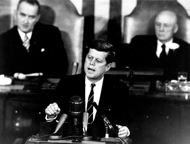 John F. Kennedy je 25. maja 1961 napovedal pristanek na Luni. Sam ga ni dočakal. FOTO: Nasa