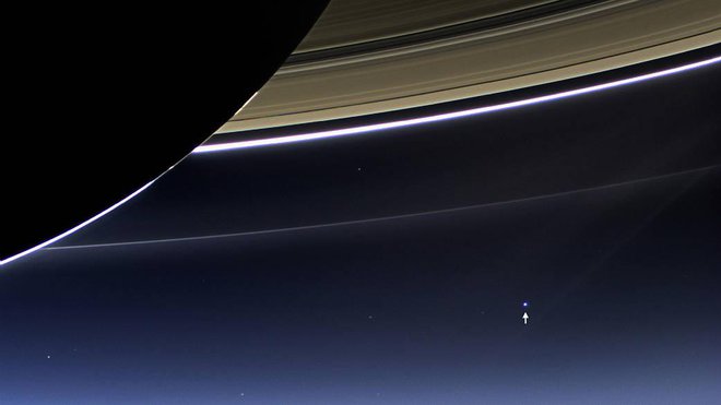 Zemlja in Saturn FOTO: NASA/JPL-Caltech/Space Science Institute Foto Nasa/jpl-caltech/space Science Institute Delo