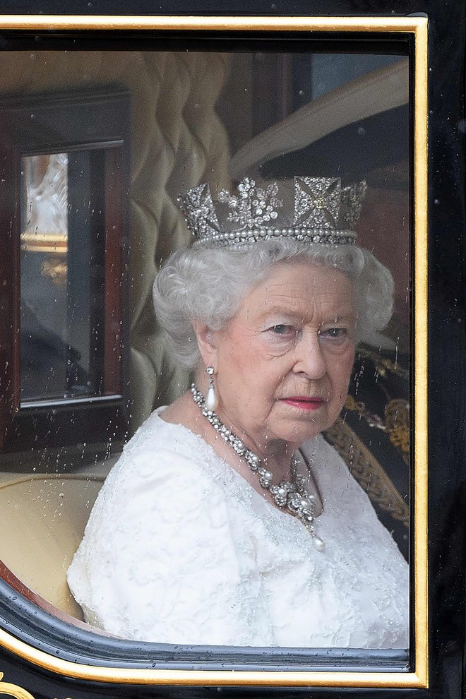 Kraljica v zadnjih dneh nima posebnega razloga za smeh. FOTO: AFP