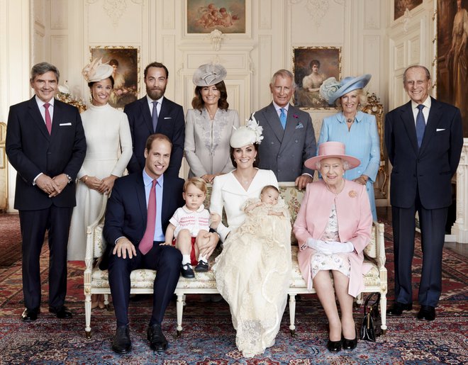 Britanska kraljeva družina s Catherininimi starši – in brez princa Harryja in Meghan. FOTO: AP