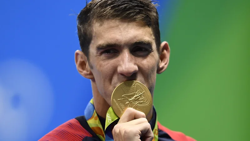 Fotografija: Michael Phelps z eno od osvojenih zlatih kolajn na olimpijskih igrah v Riu. Pozneje je priznal, da se je boril z depresijo. FOTO: Gabriel Bouys/AFP