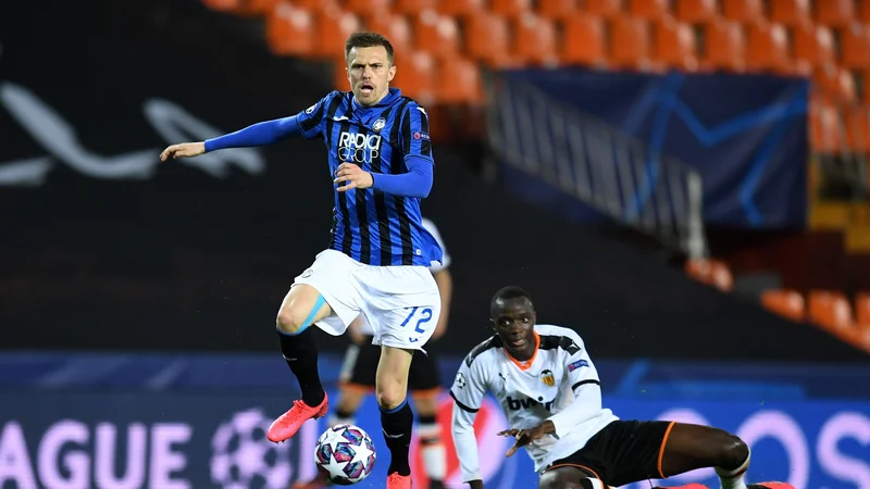 Fotografija: Josip Iličić je blestel pred praznimi tribunami stadiona Mestalla. FOTO: AFP