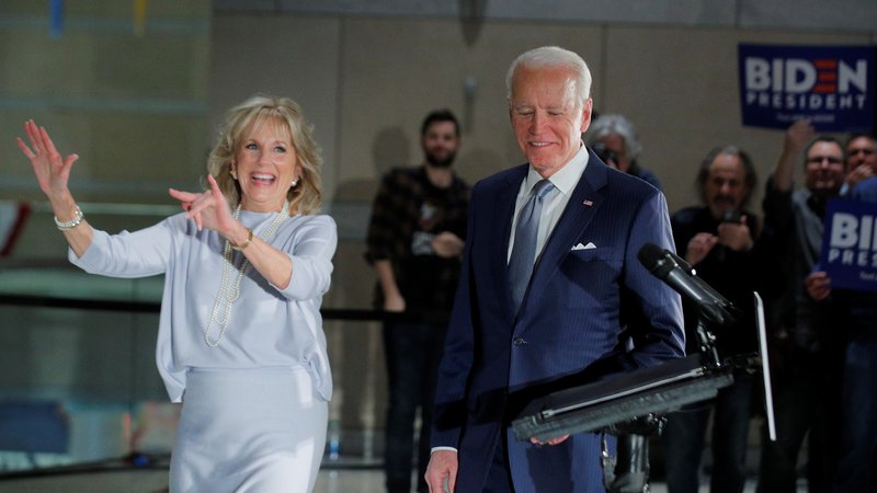 Fotografija: Nekdanji podpredsednik Joe Biden s soprogo Jill. FOTO: Brendan Mcdermid/Reuters