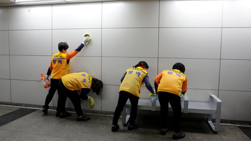 Fotografija: V Južni Koreji je kljub razkuževanju postaj podzemne železnice število okužb znova zelo naraslo. FOTO: Heo Ran/Reuters