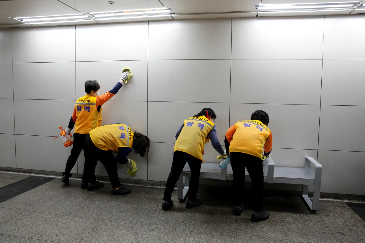 Fotografija: V Južni Koreji je kljub razkuževanju postaj podzemne železnice število okužb znova zelo naraslo. FOTO: Heo Ran/Reuters