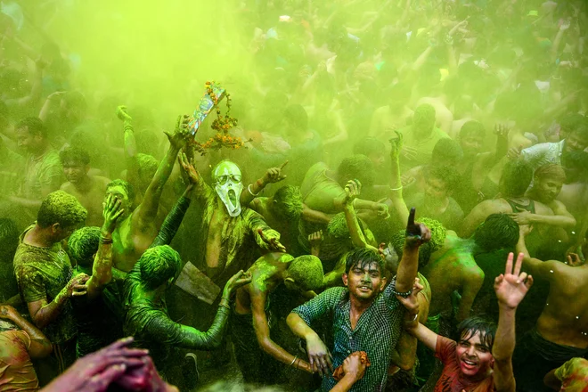 V indijskem mestu Allahabad praznujejo priljubljeni hindujski spomladanski festival barv z eko prijaznimi barvnimi praški ob koncu zimske sezone ob zadnji polni luni. FOTO: Sanjay Kanojia/Afp