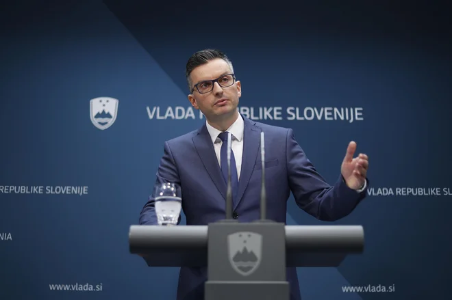 Danes je Marjan Šarec na facebooku objavil fotografijo prve strani tožbe. FOTO: Leon Vidic/Delo