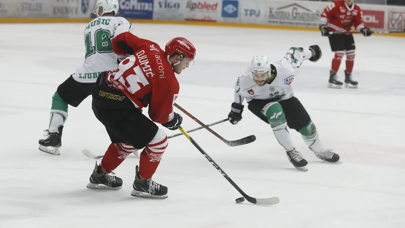 Fotografija: Za hokejiste Jesenic in Olimpije se je sezona v alpski ligi že končala. FOTO: Leon Vidic/Delo