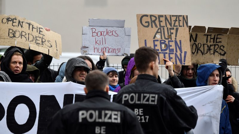 Fotografija: V Berlinu so številni protestniki zahtevali odprtje evropskih meja in humano ravnanje z begunci. FOTO: John Macdougall/AFP