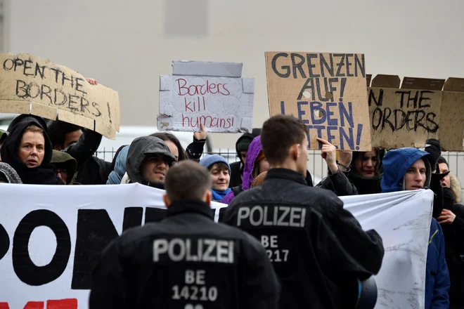 V Berlinu so številni protestniki zahtevali odprtje evropskih meja in humano ravnanje z begunci. FOTO: John Macdougall/AFP