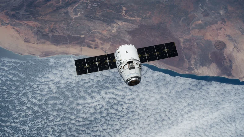 Fotografija: Dragon na poti do postaje. FOTO: Nasa