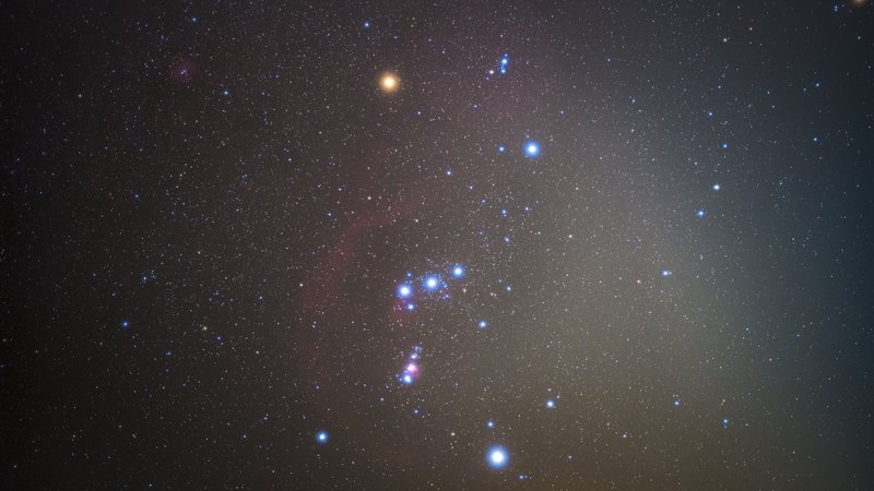 Fotografija: Orion. Betelgeza je rumenkasta zvezda zgoraj levo. FOTO: Shutterstock