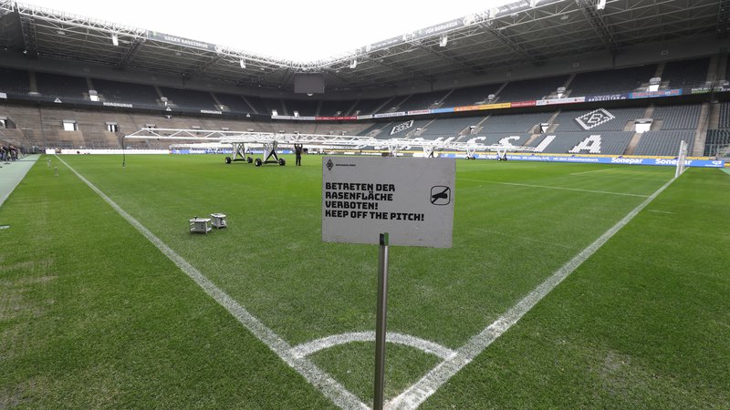 Fotografija: Tudi tekme nemške bundeslige bodo igrali pred praznimi tribunami, kot so te v Mönchengladbachu. FOTO: Reuters