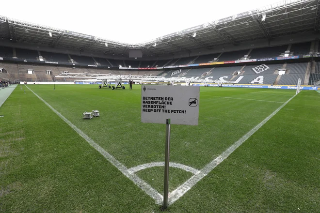 Tudi tekme nemške bundeslige bodo igrali pred praznimi tribunami, kot so te v Mönchengladbachu. FOTO: Reuters