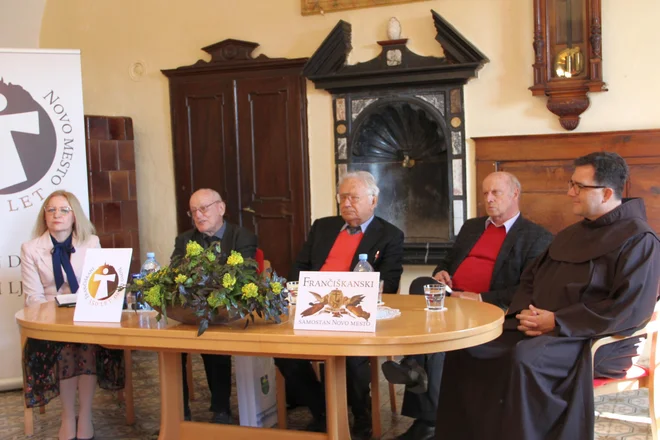 Del Odbora za promocijo kulturne dedičine Novega mesta: dr. Lea-Marija Colarič-Jakše, prof. dr. Miha Japelj, dr. Janez Gabrijelčič in frančiška ter gvardijan p. Tomaž Hočevar. Foto Simona Fajfar