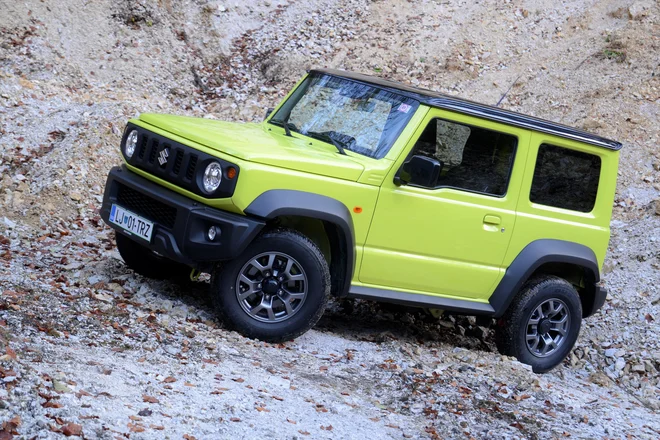 Jimny je pravi terenski avtomobil, ves oglat in trden. FOTO: Andrej Krbavčič