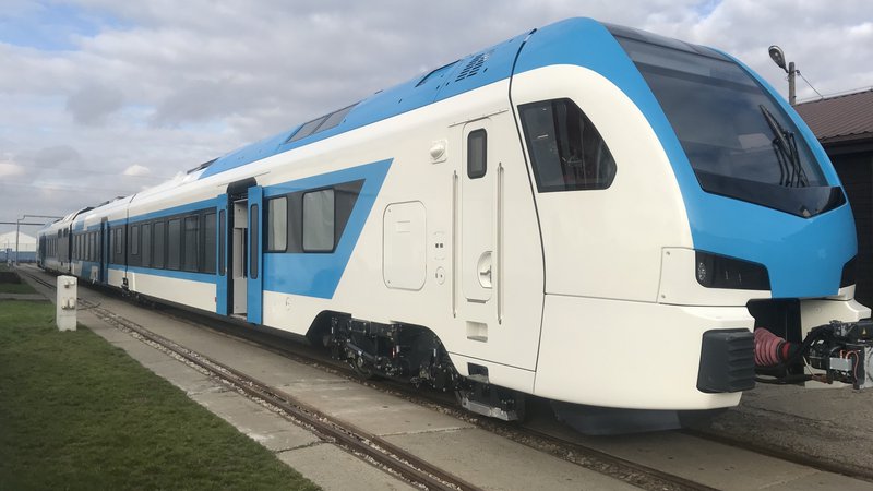 Fotografija: Po domačih tirih se bodo do konca leta novili novi vlaki Stadler. FOTO: Slovenske železnice