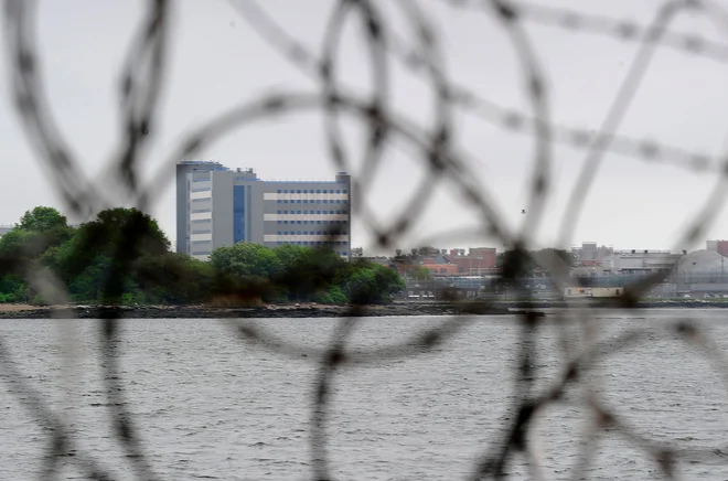 Arhivska fotografija iz leta 2011 kaže zgradbe na razvpitem newyorškem otoku Rikers. Foto Emmanuel Dunand Afp