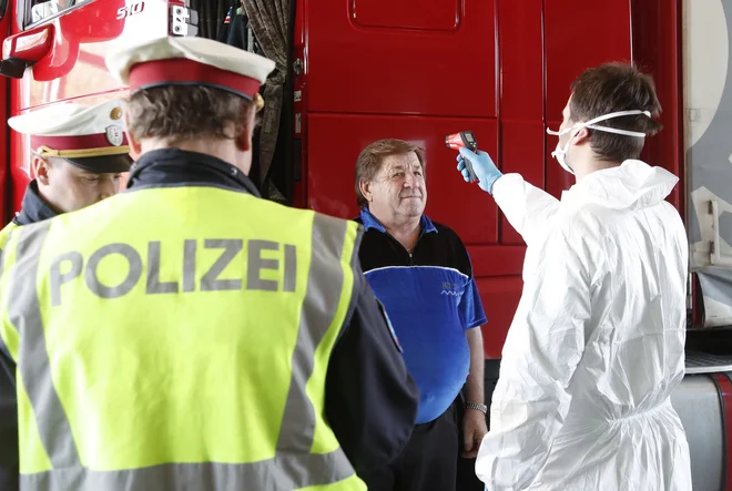 Avstrija na svojih mejah z Italijo izvaja zdravstvene preglede ljudi, ki prihajajo iz sosednje države. Foto: Afp