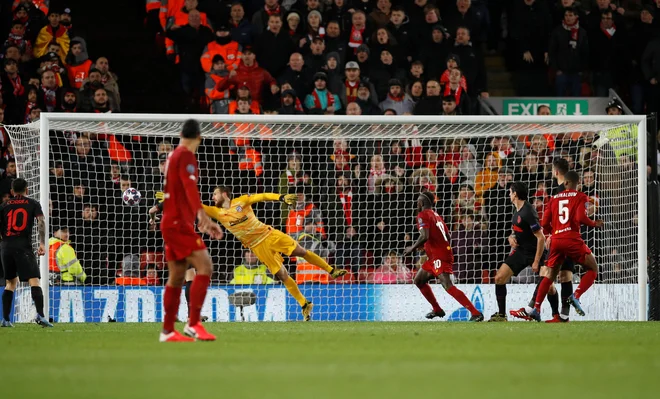 Georginio Wijnaldum je s strelom z glavo načel mrežo, ki jo čuva vratar Jan Oblak. FOTO: Reuters