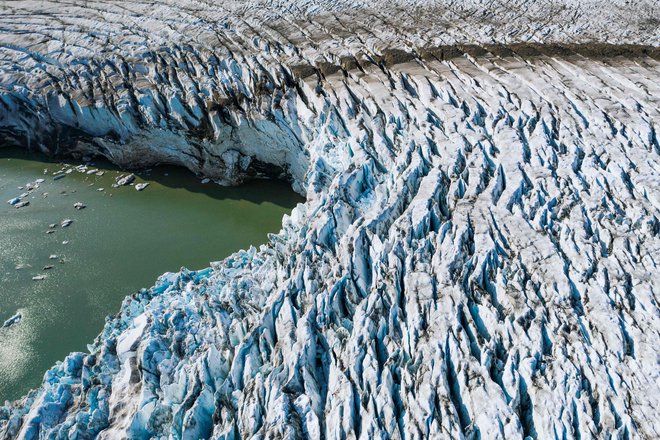 Ledenik Apusiaajik blizu kraja Kulusuk na otoku Sermersooq ob JV obali Grenlandije drsi v morje. FOTO: AFP