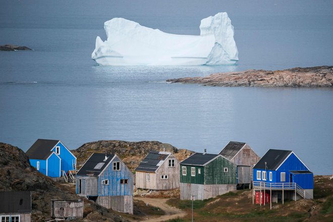 Ledeni pokrov se zmanjšuje tudi zaradi trganja ledenih gor. Na sliki ledena gora za mestom Kulusuk. FOTO: AFP