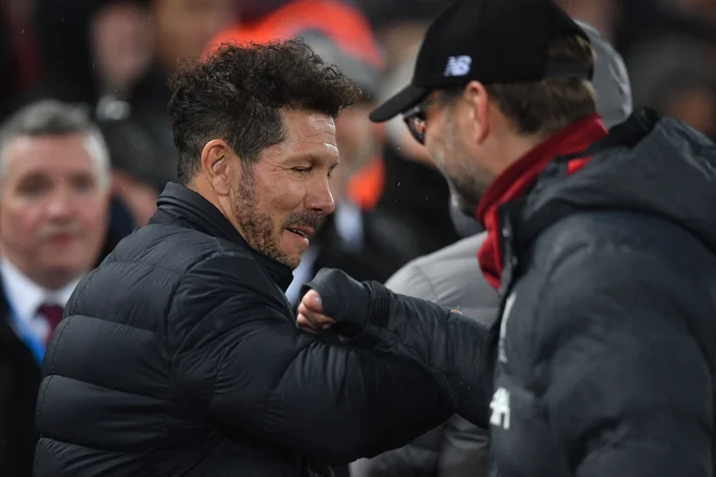 Diego Simeone (levo) in Jürgen Klopp sta pred tekmo in po njej našla zanimiv način pozdrava. FOTO: AFP