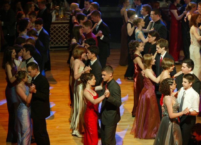 Maturantski ples je edinstven dogodek v življenju, ki ga ne moreš preložiti na drugo leto.<br />
Foto Promocijsko gradivo