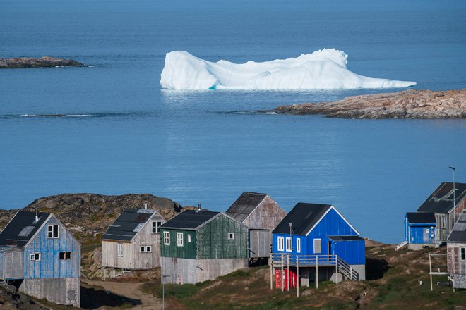 Ledena gora plava v bližini kraja Kulusuk na Grenlandiji. Led tu izginja že šestkrat hitreje kot leta 1992 in gladina morij zato narašča hitreje, kot so pričakovali strokovnjaki. FOTO: Jonathan Nackstrand/AFP
