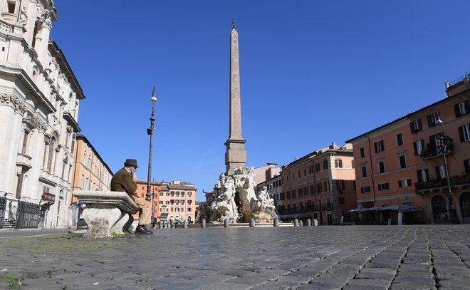 Rimski trg Piazza Navona sameva v času karantene. FOTO: Alberto Lingria/Reuters