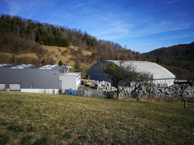 Unično je zatrpano z lahkimi frakcijami. FOTO: Arhiv občine Hrastnik