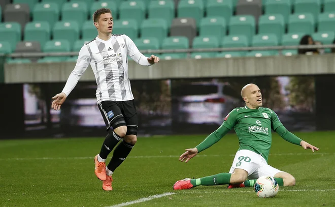 v Sloveniji se je začasno ustavil ligaški nogomet. FOTO: Blaž Samec