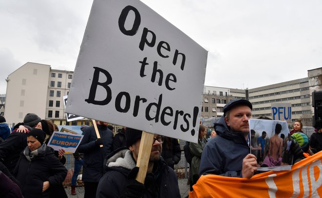 Številni protestniki v Berlinu zahtevajo odprtje meje. FOTO:John Macdougall/AFP