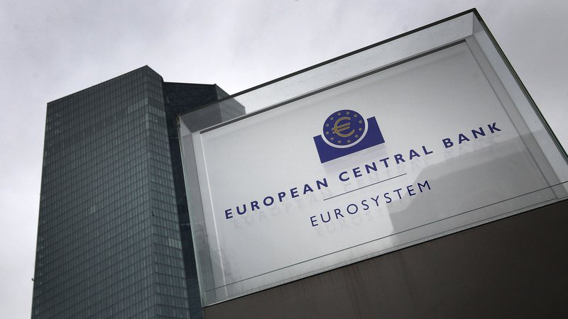 Fotografija: ECB se je v prvem paketu ukrepov osredotočila na zagotavljanje likvidnostne podpore, ni pa se odločila za dodatno znižanje ključnih obrestnih mer. FOTO: Daniel Roland/AFP
