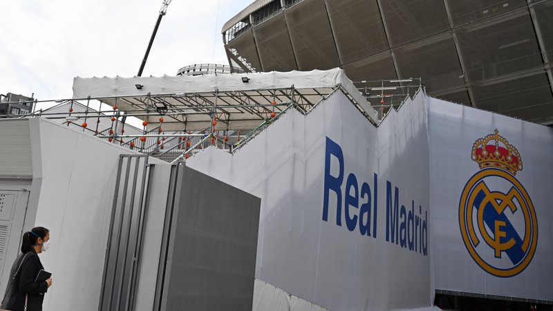 Fotografija: Štadion Santiago Bernabeu bo nekaj časa sameval, igralci Real Madrida so v karanteni. FOTO: AFP