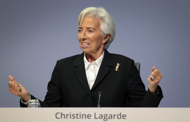 ECB v odziv na koronavirus oblikuje ločene delovne skupine na vseh ravneh delovanja. Do nadaljnjega tako ne bo več skupnih nastopov predsednice Christine Lagarde in podpredsednika Luisa de Guindosa. FOTO: Daniel Roland/AFP