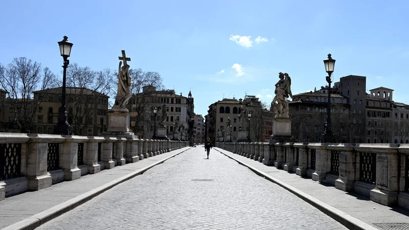 Fotografija: V Italiji, najbolj prizadeti evropski državi, od danes veljajo še strožji ukrepi karantene. Foto: Tiziana Fabi/Afp