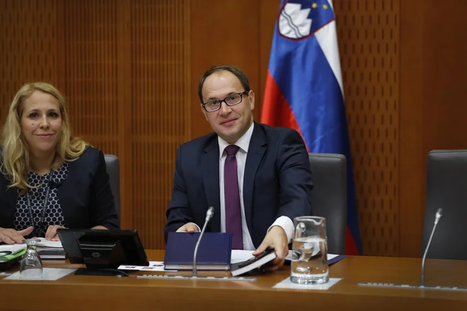 Jernej Vrtovec je obljubil, da se bo zavzel za boljšo pretočnost avtocest, in sicer z dodatnim voznim pasom na štajerski in primorski vpadnici ter z večjim obsegom gradbenih del na avtocestah tudi ponoči. FOTO: Leon Vidic/Delo