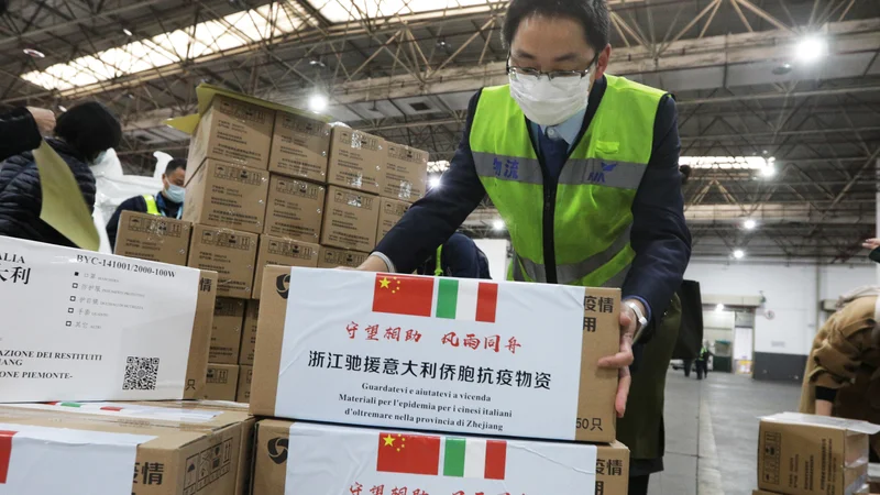 Fotografija: Kitajska je poslala v Italijo tudi dve tovorni letali, od katerih je eno pripeljalo 1000 pljučnih ventilatorjev, dva milijona mask in 20.000 zaščitnih oblačil. Foto: Reuters