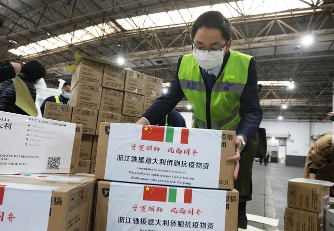 Kitajska je poslala v Italijo tudi dve tovorni letali, od katerih je eno pripeljalo 1000 pljučnih ventilatorjev, dva milijona mask in 20.000 zaščitnih oblačil.&nbsp;Foto: Reuters