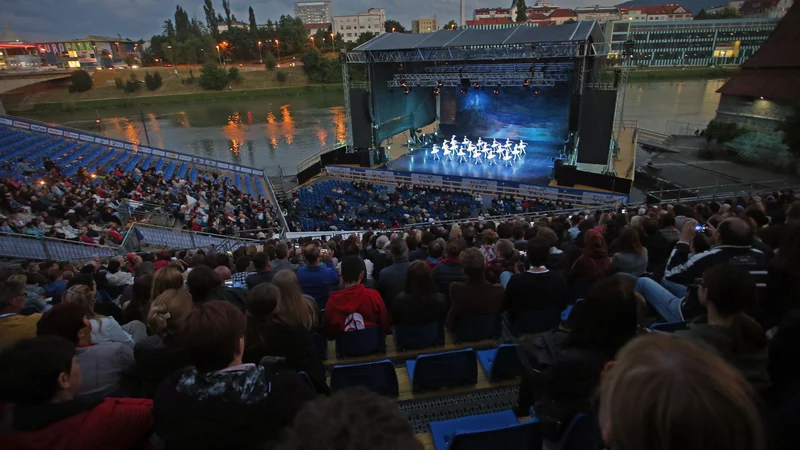 Fotografija: Plavajoči oder se je po večletnem premoru letos vrnil na Dravo, vendar že vse od konca Festivala Lent sameva in letos ne bo gostil drugih kulturnih prireditev. FOTO: Tadej Regent