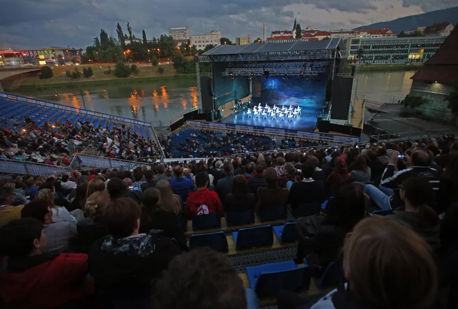 Plavajoči oder se je po večletnem premoru letos vrnil na Dravo, vendar že vse od konca Festivala Lent sameva in letos ne bo gostil drugih kulturnih prireditev.&nbsp;FOTO: Tadej Regent