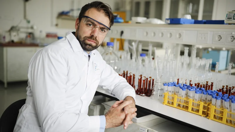 Fotografija: Borut Čeh, direktor podjetja Labena, poudarja, da so samo letos zgradili štiri laboratorije, ki so zaradi količine naročil za analize že vsi polno zasedeni za leto in pol naprej. FOTO: Uroš Hočevar/Delo