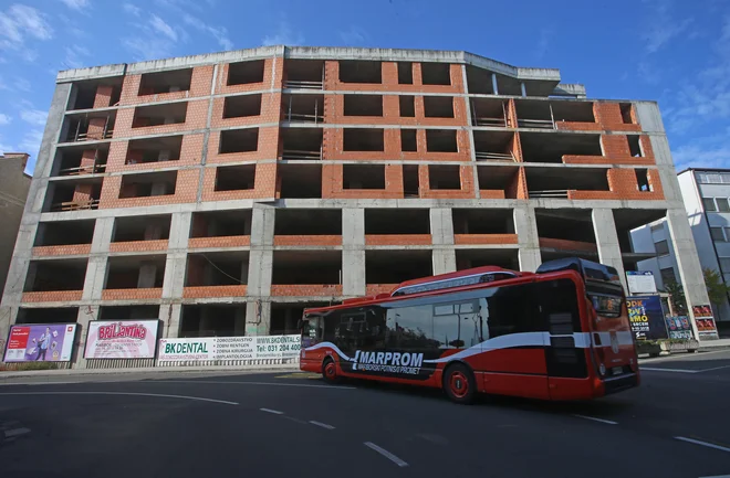 Stavba Centrum je le eden od objektov v središču mesta, o katerem ni jasno, kakšna bo njegova namembnost. FOTO: Tadej Regent/Delo